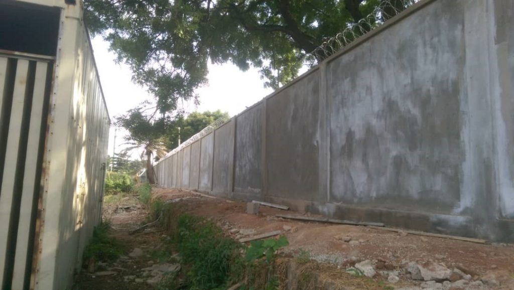 Completed fence wall with fence wire and wall screeded